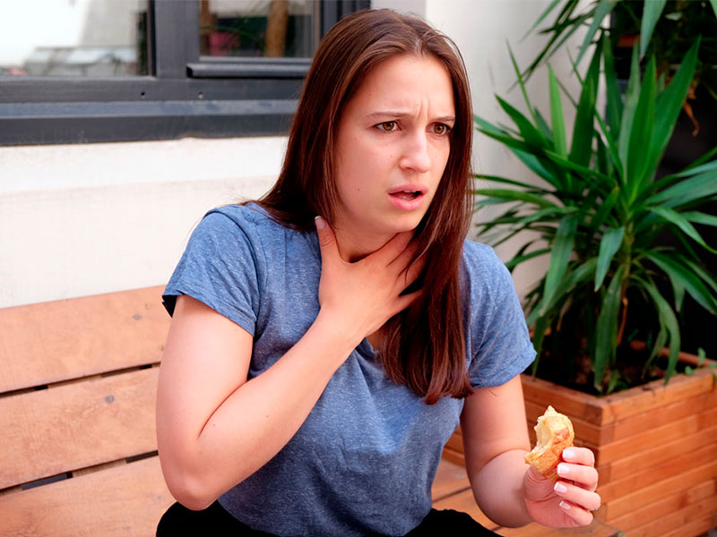 femme qui s'étouffe